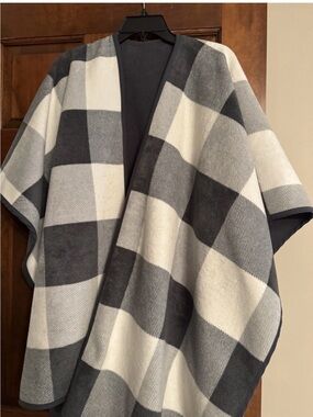 Woolrich Cozy Gray Buffalo Check Shawl Poncho Wrap